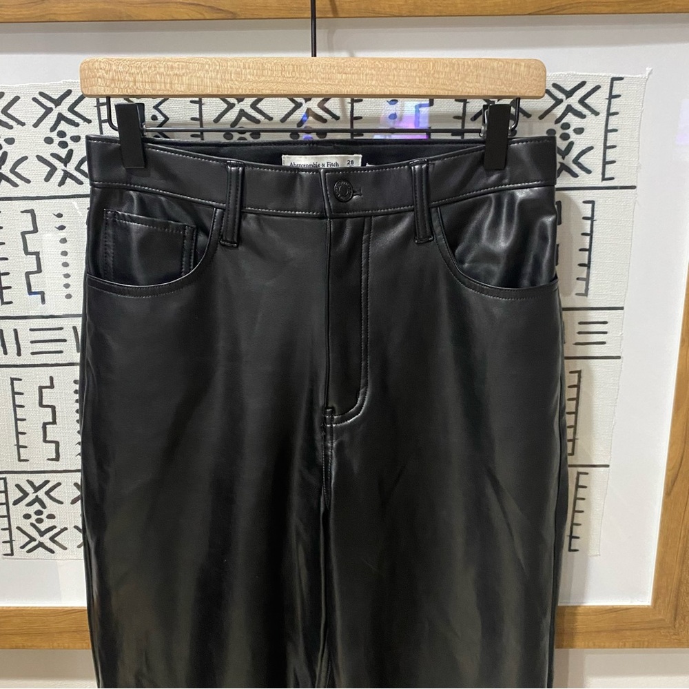 A&F The 90’s Straight Ultra HR Vegan Leather Pant - Picture 2 of 5